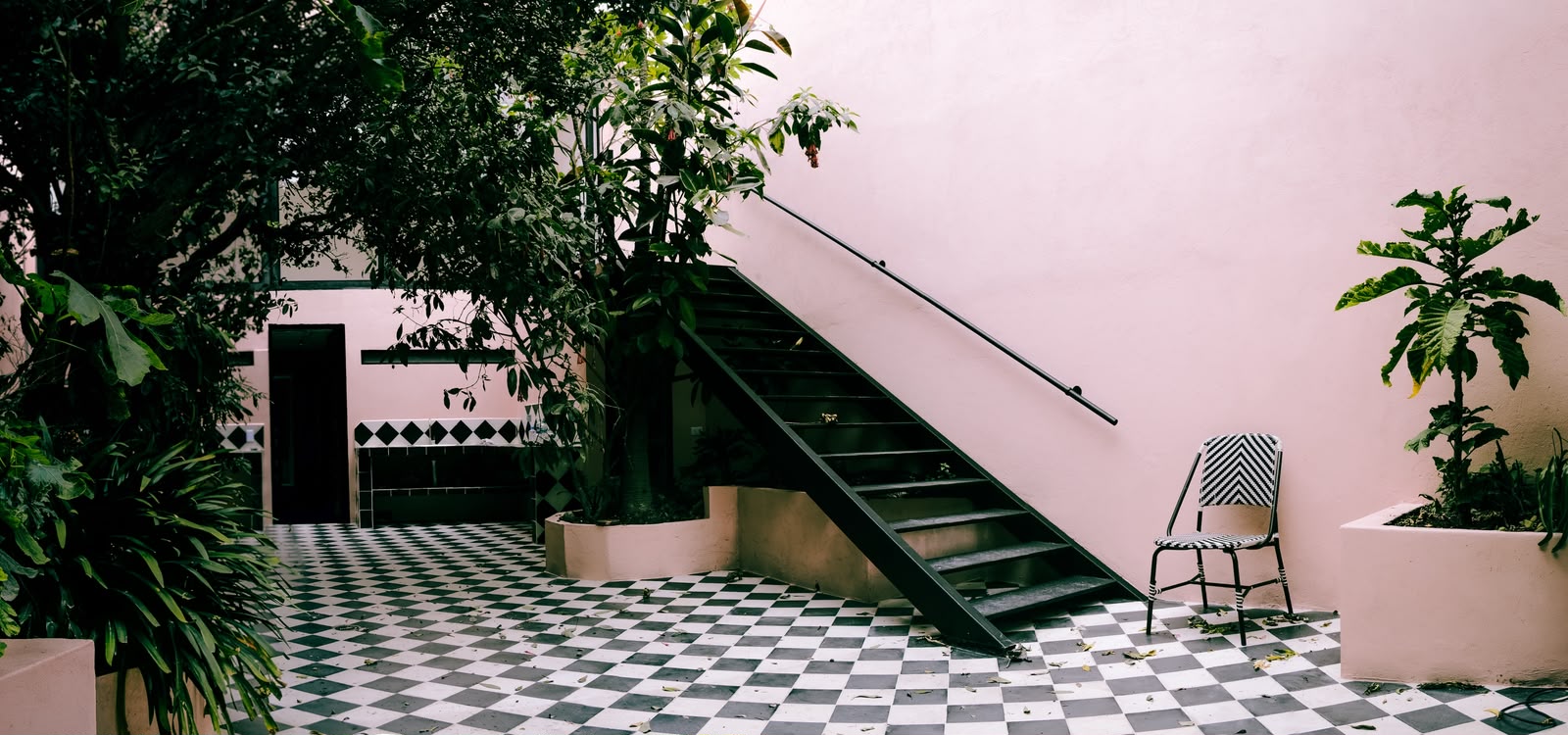 Escaleras y patio del estudio